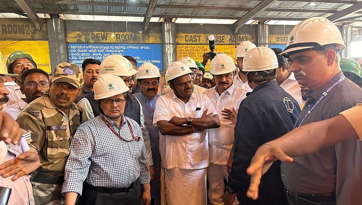 ವಿಶಾಖಪಟ್ಟಣ: ವೈಜಾಗ್ ಸ್ಟೀಲ್ ಕಾರ್ಖಾನೆಗೆ ಕೇಂದ್ರ ಸಚಿವ ಎಚ್ ಡಿ ಕುಮಾರಸ್ವಾಮಿ ಭೇಟಿ, ಪರಿಶೀಲನೆ